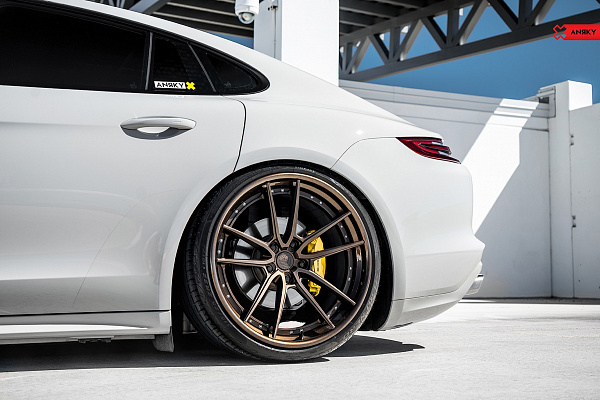 Фото дисков Anrky AN34 Сатиновая темная бронза на Porsche Panamera III
