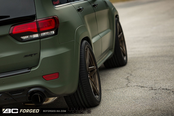 Фото дисков BC Forged HC052 Глянцевая бронза на Jeep Grand Cherokee IV