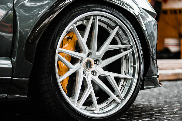 Фото дисков Brixton Forged PF8 Сатиновый лак на Lamborghini Urus