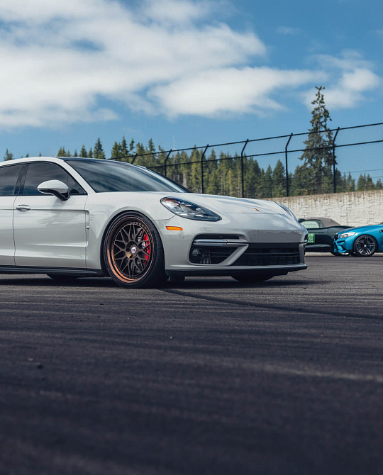 Фото дисков 300 Сатиновая темная бронза на Porsche Panamera III