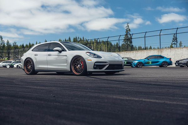 Фото дисков HRE 300 Сатиновая темная бронза на Porsche Panamera III