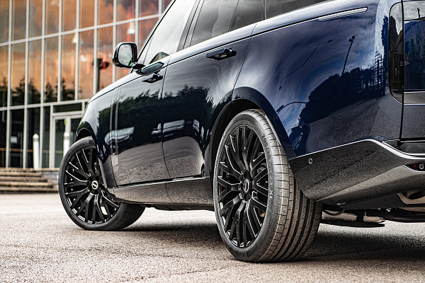 Фото дисков Kahn RS-2 Черный сатин на Range Rover V