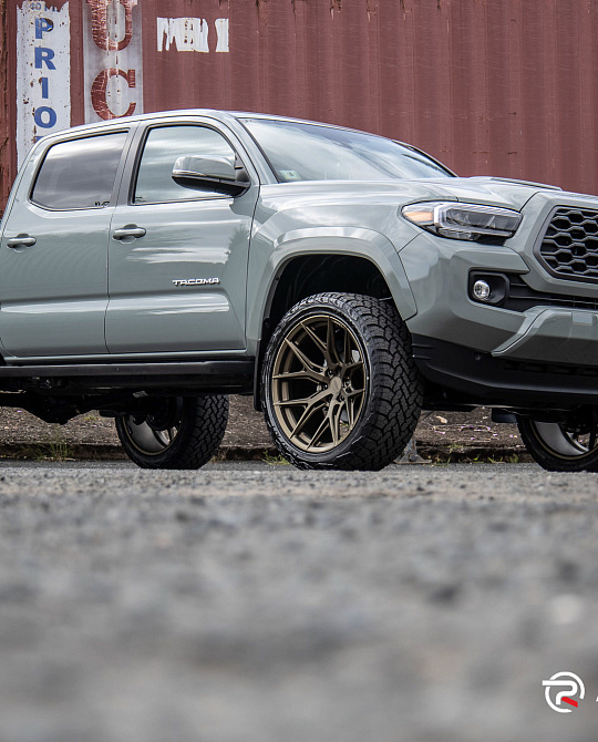 Фото дисков HF6-4 Глянцевое темное золото на Toyota Tacoma III