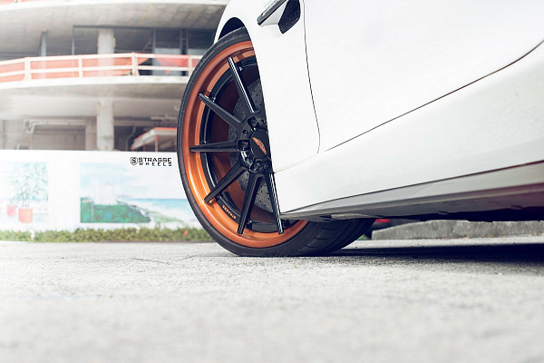 Фото дисков Strasse Wheels R10 Deep Concave FS Черный глянец на Aston Martin Vanquish 2