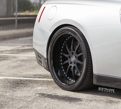 Фото дисков Strasse Wheels R10 Signature на Nissan GT-R