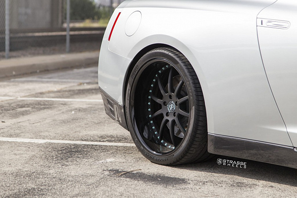 Фото дисков Strasse Wheels R10 Signature Черный сатин на Nissan GT-R