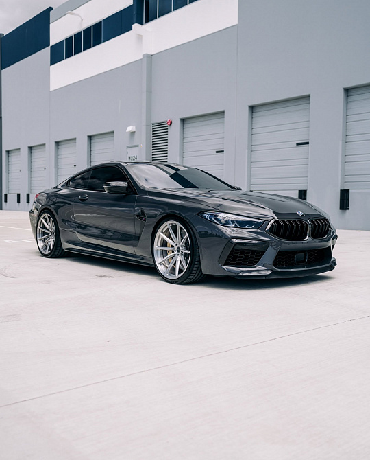 Фото дисков R11-R Глянцевый лак на BMW 8/M8