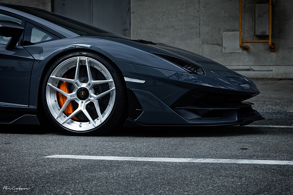 Фото дисков Brixton Forged WR7 Глянцевый лак на Lamborghini Aventador