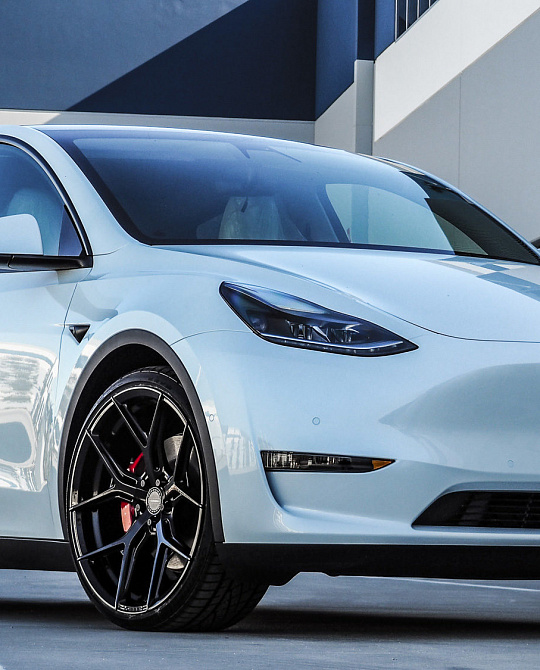 Фото дисков HF-5 Черный глянец на Tesla Model Y