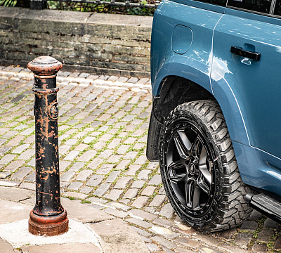 Фото дисков Kahn G06 на Land Rover Defender II