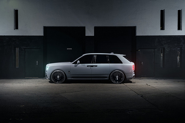 Фото дисков Strasse Wheels SV101 Deep Concave Duoblock RR Черный глянец на Rolls-Royce Cullinan