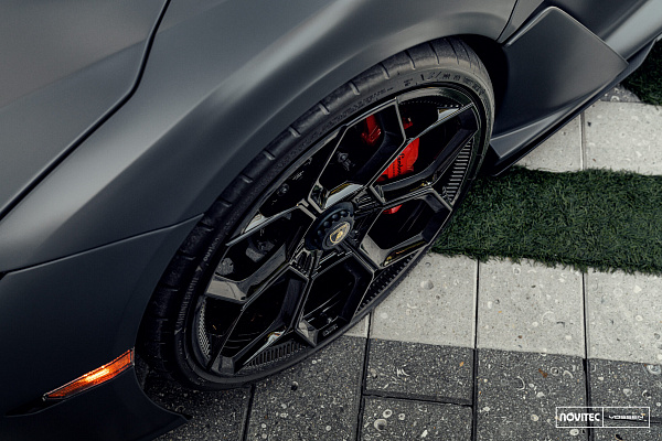 Фото дисков NOVITEC NL5 Черный глянец на Lamborghini Revuelto