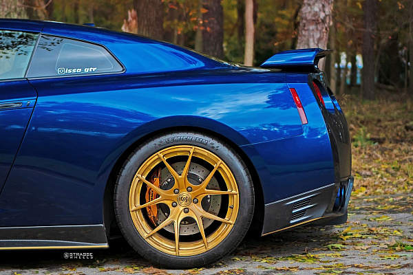Фото дисков Strasse Wheels SM5R Deep Concave Monoblock Сатиновое золото на Nissan GT-R