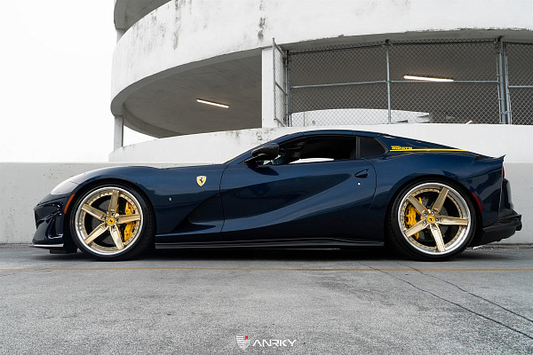 Фото дисков Anrky AN35 Глянцевое золото на Ferrari 812