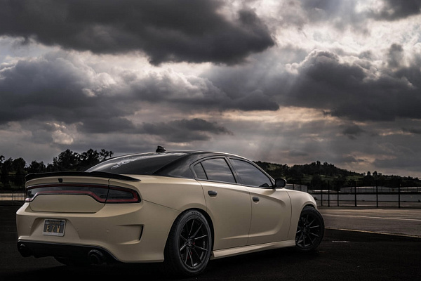 Фото дисков Savini SV-F4 Черный глянец на Dodge Charger VII