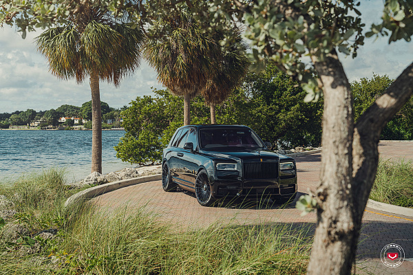 Фото дисков Vossen S17-14 Черный глянец на Rolls-Royce Cullinan