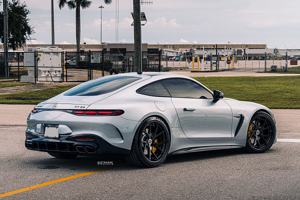 Фото дисков Strasse Wheels SM5RT Deep Concave FS Черный глянец на Mercedes-Benz AMG GT II