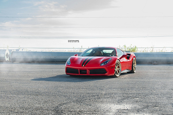 Фото дисков Strasse Wheels SM5RT Deep Concave FS Сатиновая шампань на Ferrari 488