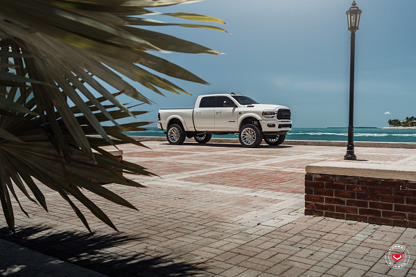 Фото дисков Vossen VFX-03 Черный глянец на Ram 1500 V