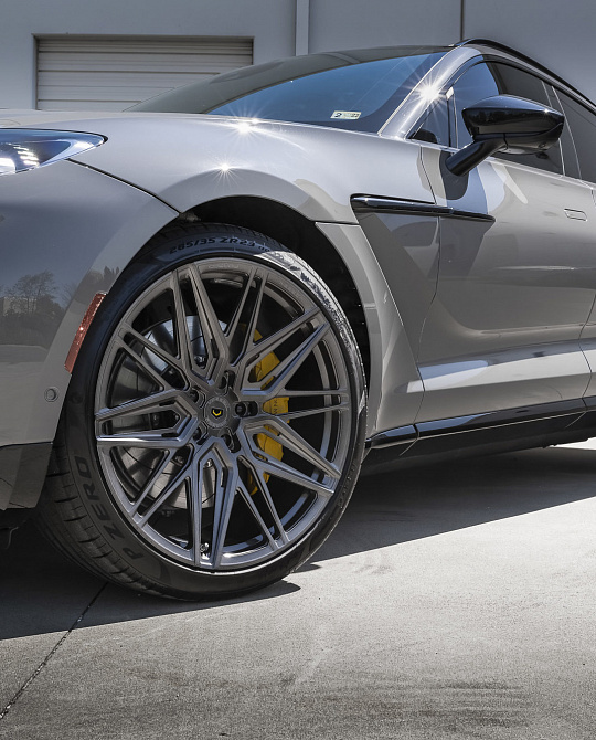 Фото дисков EVO-5R Сатиновый графит на Aston Martin DBX