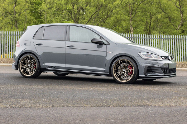 Фото дисков Bola FLV Сатиновая бронза на Volkswagen Golf VII