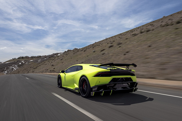 Фото дисков Strasse Wheels SV10T Deep Concave FS Черный глянец на Lamborghini Huracan