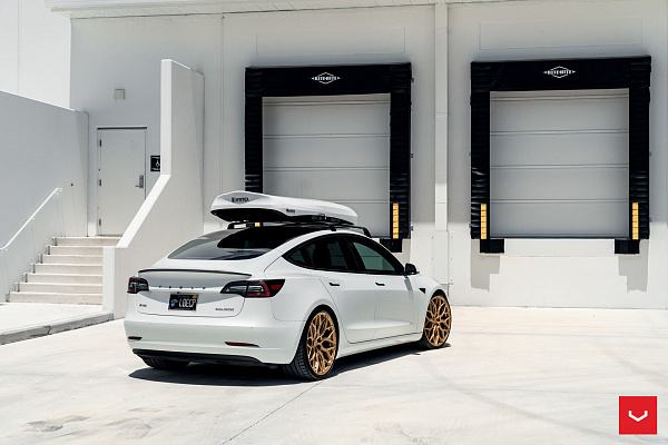 Фото дисков Vossen HF-2 Сатиновое золото на Tesla Model 3