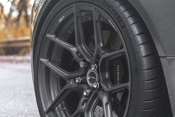 Фото дисков Brixton Forged CM5-R Сатиновый темный лак на Aston Martin Vantage 3
