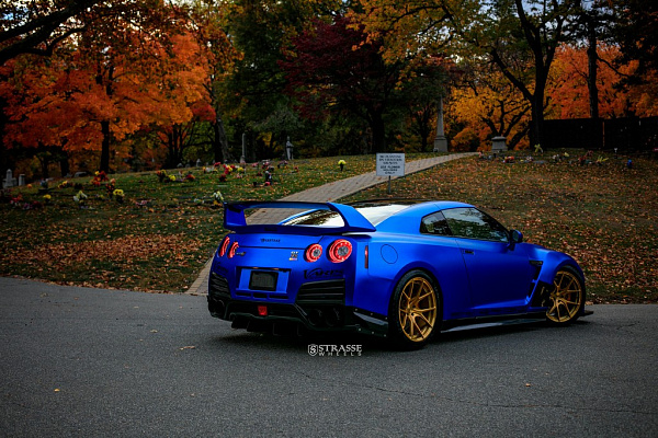 Фото дисков Strasse Wheels SM5R Deep Concave Monoblock Сатиновое золото на Nissan GT-R