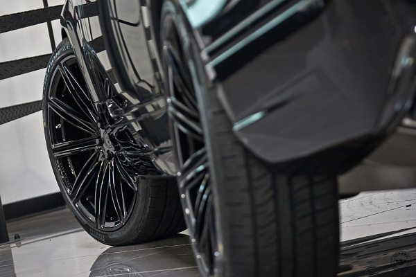 Фото дисков Vossen UV-2 Черный глянец на Range Rover IV
