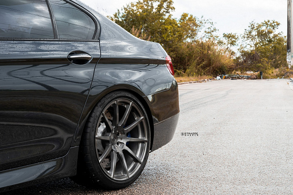 Фото дисков Strasse Wheels R10 Deep Concave Monoblock Сатиновый темный лак на BMW 5/M5 (F10)