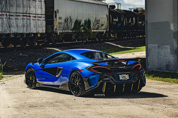 Фото дисков Strasse Wheels R10 Deep Concave FS Черный сатин на McLaren 600