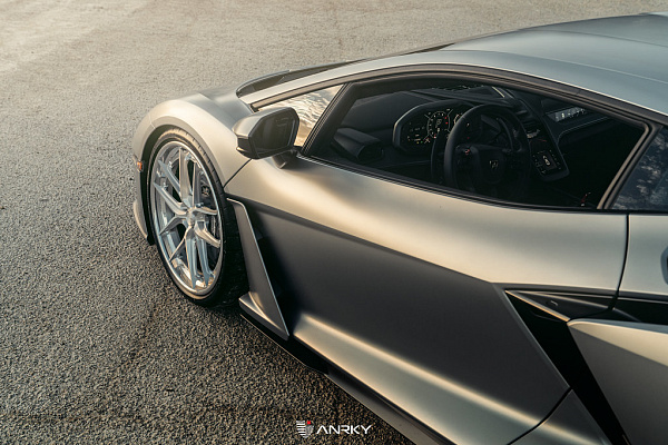 Фото дисков Anrky XR-301 Глянцевый лак на Lamborghini Revuelto