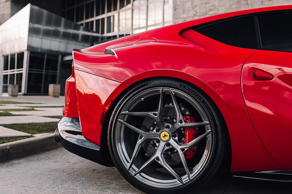 Фото дисков Brixton Forged PF5 Глянцевый темный лак на Ferrari 812