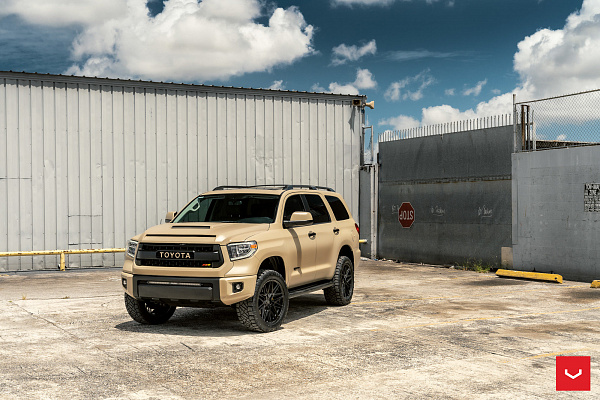 Фото дисков Vossen HF-7 Черный глянец на Toyota Sequoia II