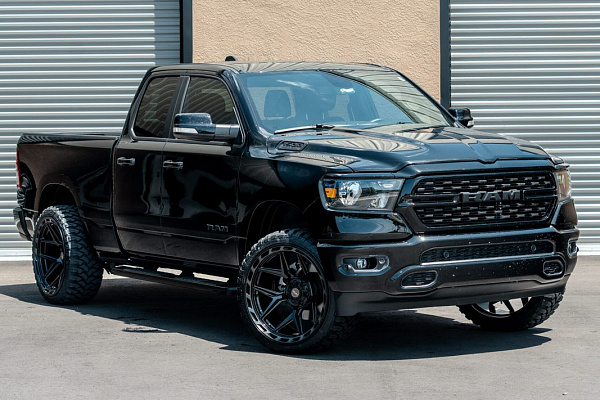 Фото дисков 4PLAY 4P55 Черный глянец на Ram 1500 V