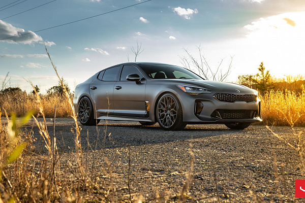 Фото дисков Vossen HF-2 Сатиновый графит на Kia Stinger