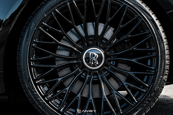 Фото дисков Anrky RF-140 Черный глянец на Rolls-Royce Wraith