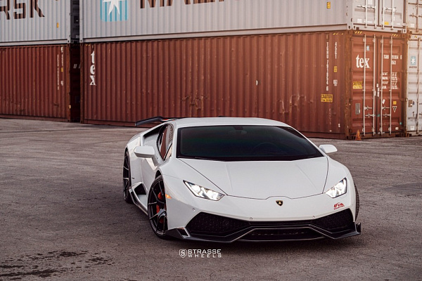 Фото дисков Strasse Wheels SM5R Deep Concave Monoblock Черный глянец на Lamborghini Huracan