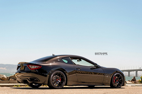 Фото дисков Strasse Wheels SM5R Deep Concave Monoblock Черный глянец на Maserati GranTurismo I