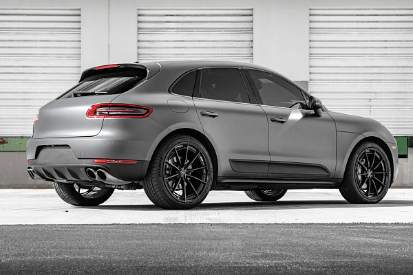 Фото дисков Savini SV-F1 Черный глянец на Porsche Macan I