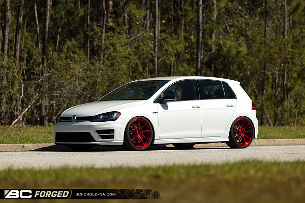 Фото дисков BC Forged RZ39 Красный глянец на Volkswagen Golf VII
