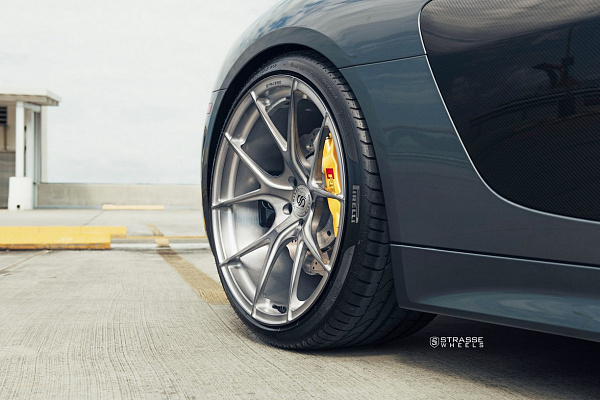Фото дисков Strasse Wheels SM5R Deep Concave Monoblock Сатиновый темный лак на Audi R8 (4S)