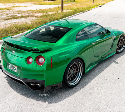 Фото дисков Strasse Wheels R10 Competition на Nissan GT-R