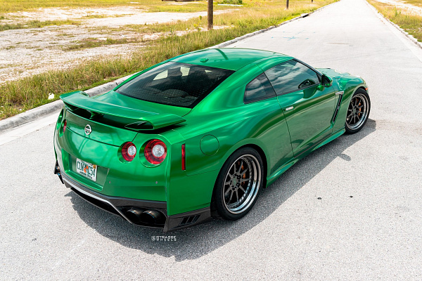 Фото дисков Strasse Wheels R10 Competition Черный глянец на Nissan GT-R