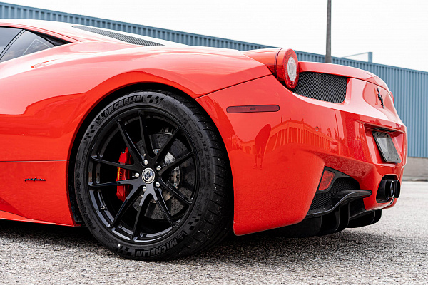 Фото дисков HRE P104 Черный глянец на Ferrari 458