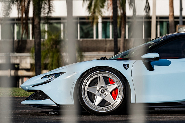 Фото дисков Strasse Wheels F5 Track Глянцевый лак на Ferrari SF90