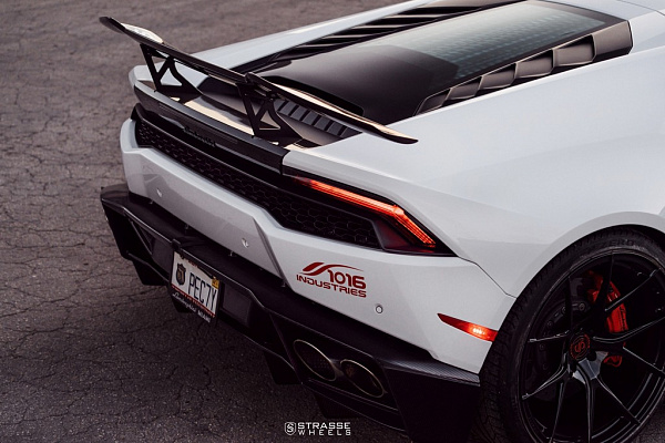 Фото дисков Strasse Wheels SM5R Deep Concave Monoblock Черный глянец на Lamborghini Huracan