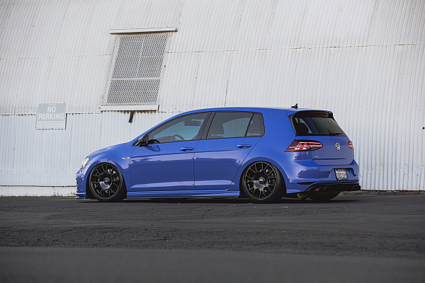 Фото дисков Rotiform TUF-R Черный глянец на Volkswagen Golf VII