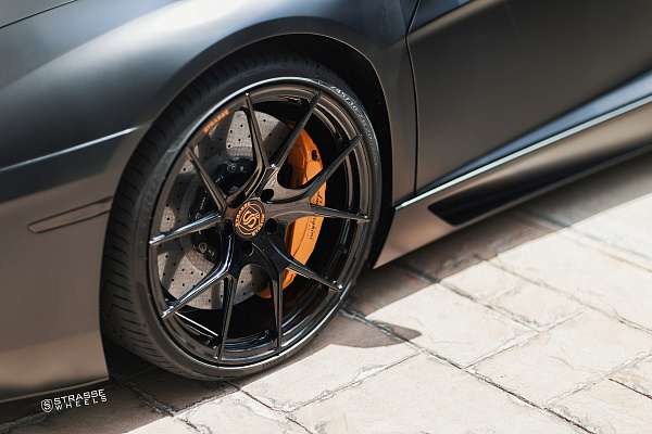Фото дисков Strasse Wheels SM5R Deep Concave Monoblock Черный глянец на Lamborghini Aventador